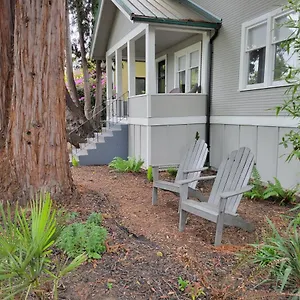 Modern Craftsman Garden Patio In Georgetown Holiday home Seattle